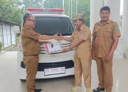 Pj Bupati Konawe Resmi Serahkan Mobil Ambulance Desa