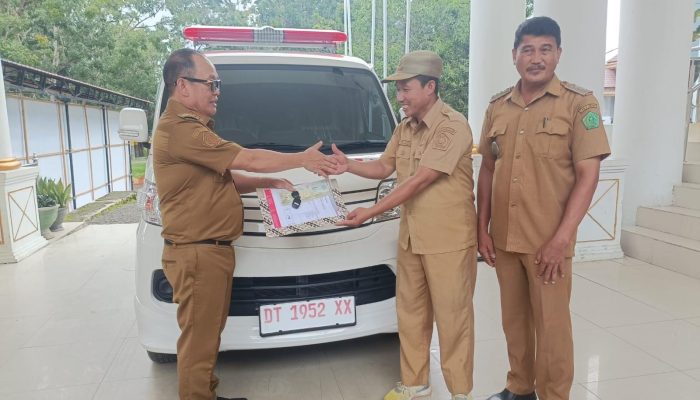 Pj Bupati Konawe Resmi Serahkan Mobil Ambulance Desa