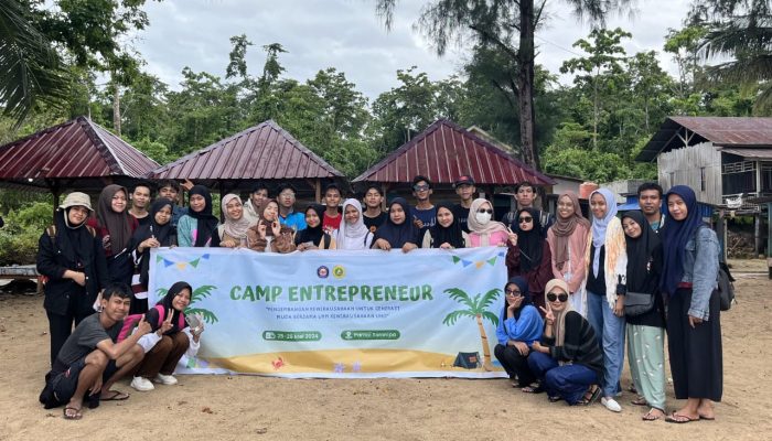 Tingkat Softskil Kewirausahaan ; Pengurus UKM Kewirausahaan UHO Sukses Menggelar Camp Entrepreneur di Pantai Toronipa