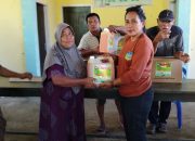 Salurkan Obat Pembasmi Rumput Pada Masyarakat, Ini Harapan Kades Bahobubu Nur Jayati Aziz, S.Si