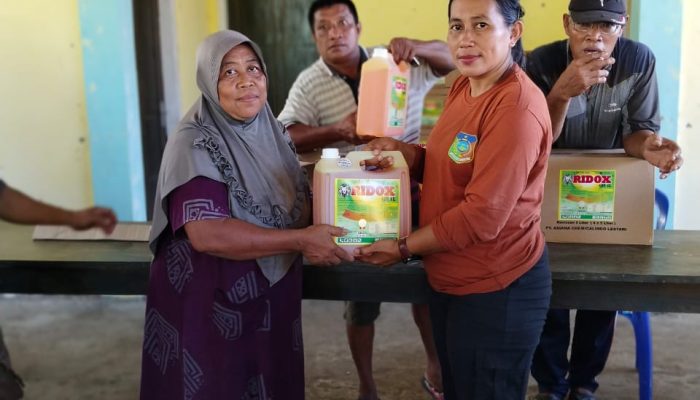 Salurkan Obat Pembasmi Rumput Pada Masyarakat, Ini Harapan Kades Bahobubu Nur Jayati Aziz, S.Si