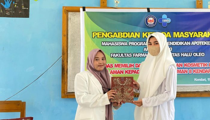 Mahasiswa Apoteker UHO Kendari Bagikan Tips Cara Cek Produk Kosmetik Aman