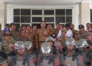 Ratusan Masyarakat dan LKM Marhaenis Menuntut Sekda Bombana Mencabut Surat Tugas Ibu Nurbaya