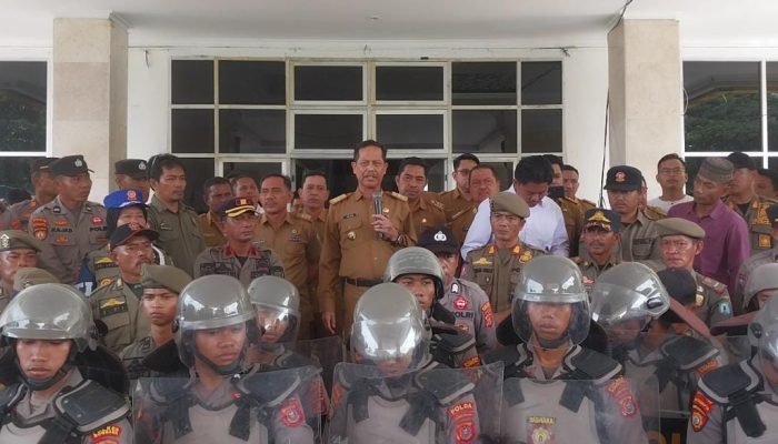 Ratusan Masyarakat dan LKM Marhaenis Menuntut Sekda Bombana Mencabut Surat Tugas Ibu Nurbaya
