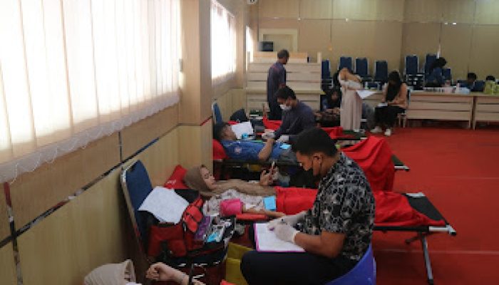BEM Farmasi UHO Bekerjasama PMI Sultra Gelar Aksi Donor Darah Untuk Kemanusiaan