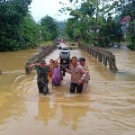 Polsek Wawonii Giat Membantu Masyarakat Menyebrangi Jembatan Terendam Banjir