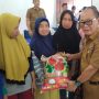 Pj Bupati Konawe Harmin Ramba saat salurkan bantuan secara simbolis