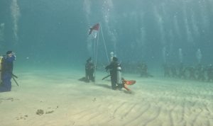 Puluhan Penyelam Ramaikan Pengibaran Bendera Merah Putih Bawah Laut Desa Wisata NAMU