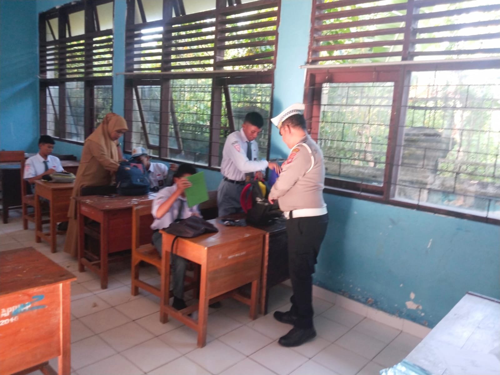 Polisi Geledah Tas Pelajar di Kendari