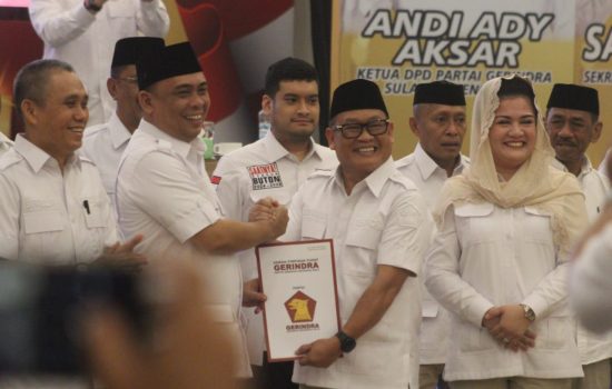 Partai Gerindra Serahkan B.1 KWK untuk Pasangan HADIR