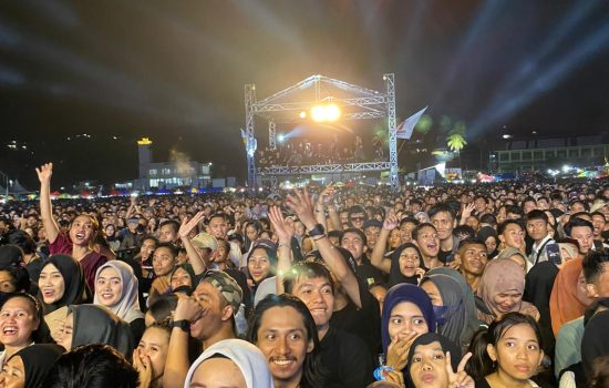 Hadirkan Dewa 19, Ribuan Masyarakat Padati Deklarasi Paslon Gubernur ASR-Hugua
