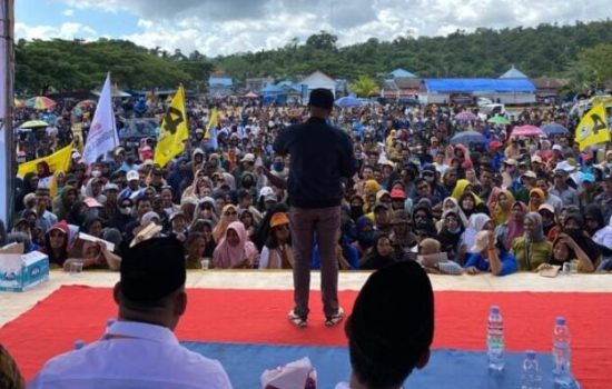 pasangan Rifki dan Farid Bersafari menghadirkan para pendukungnya dan lakukan aksi berjalan kaki menuju kantor KPU Konkep