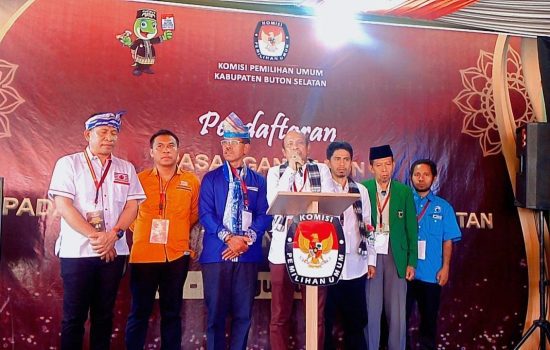 Diantar Ribuan Simpatisan, Aliadi &ndash; Rusyamin Resmi Mendaftar ke KPU Busel
