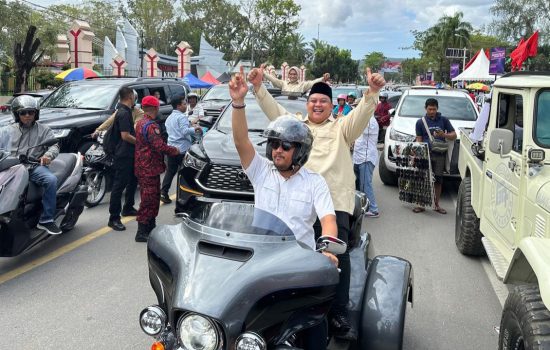 Ribuan Relawan Antar Paslon Yudhi-Nirna Daftar di KPU Kendari