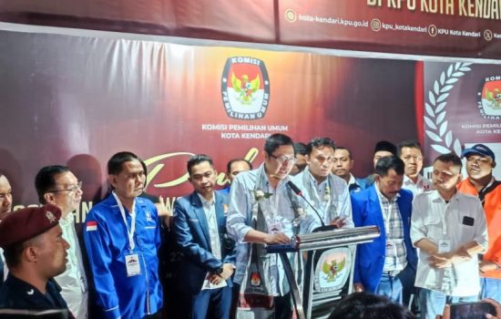 Ditemani Partai Pengusung dan Simpatisan, Abdul Rasak-Afdal Mendaftar di KPU Kendari