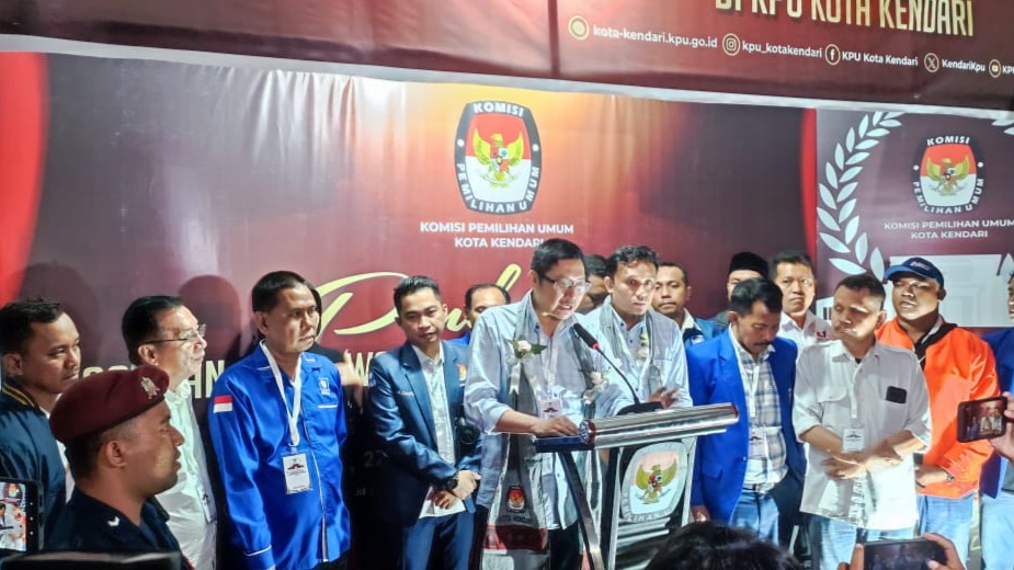 Ditemani Partai Pengusung dan Simpatisan, Abdul Rasak-Afdal Mendaftar di KPU Kendari
