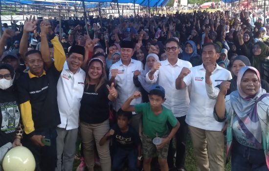 Ribuan Warga Sambut ASR-Hugua di Kelurahan Alolama