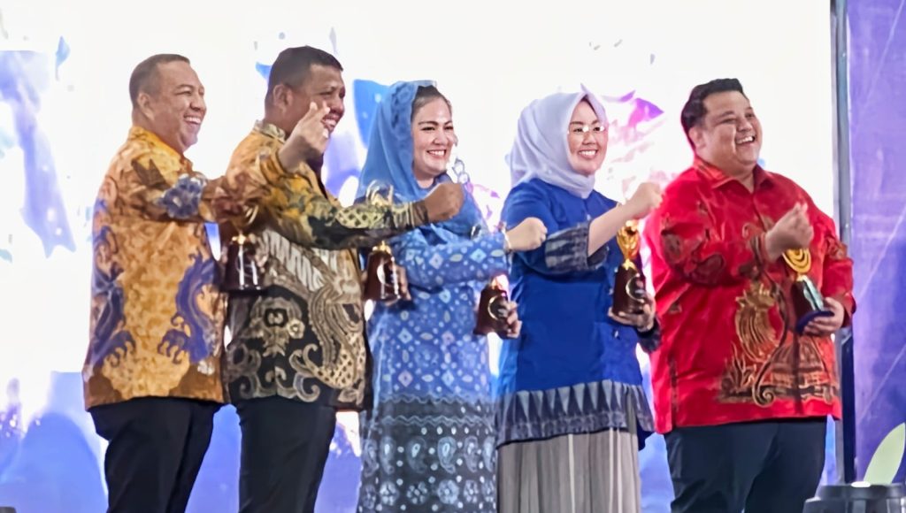 Dessy Indah Rachmat Terima Penghargaan Tokoh Politik Inspiratif
