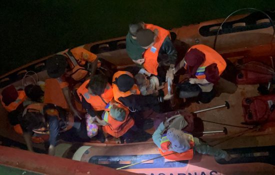Penumpang KM Mekar Teratai Berhasil Dievakuasi Setelah Tujuh Jam di Lautan