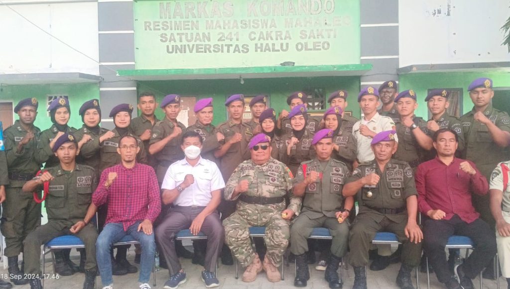Komandan Resimen Mahasiswa Sultra Serahkan SK Pengurus Satuan Komando Resmimen Mahasiswa Masa Bhakti 2024-2027