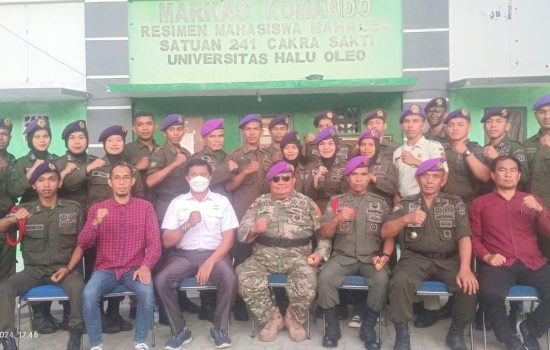 Komandan Resimen Mahasiswa Sultra Serahkan SK Pengurus Satuan Komando Resmimen Mahasiswa Masa Bhakti 2024-2027