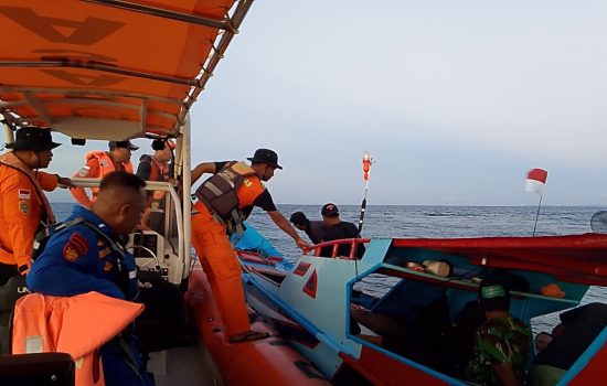 Tiga Nelayan Baubau Menabrak Karang di Perairan Kapota Wakatobi