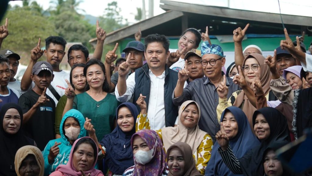 Foto bersama warga Desa Ameroro