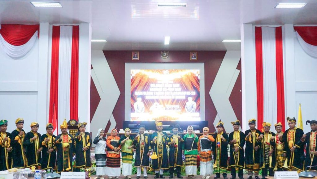 Sidang paripurna Istimewa DPRD Kota Baubau dalam rangka memperingati hari jadi ke-483 dan ulang tahun ke-23 sebagai daerah otonom berlangsung di bukit parlemen, jalan Palagimata simpang lima Kota Baubau, Rabu (16/10/24).