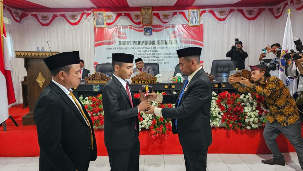Usai Dilantik, La Ode Rafiudin dan La Ode Aca Ditunjuk sebagai Unsur Pimpinan Sementara DPRD Mubar