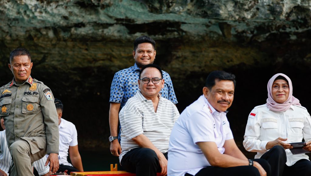 Pj. Gubernur mengunjungi Danau dan Terowongan Napabale, salah satu destinasi wisata unggulan di Kabupaten Muna, Rabu (16/10/2024).