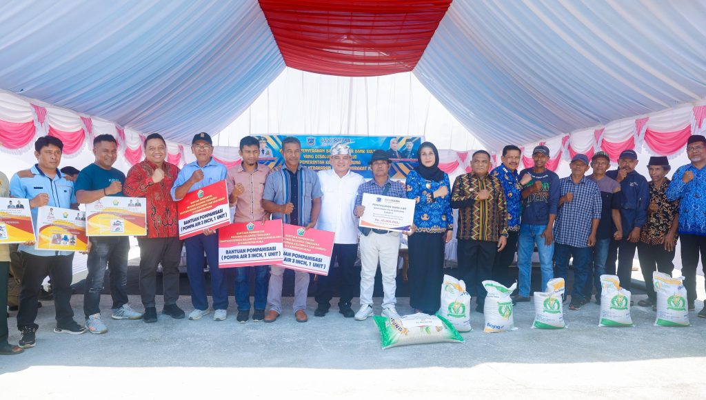 Pj Gubernur di Muna, Salurkan Bantuan dan Tinjau Gerakan Pasar Murah
