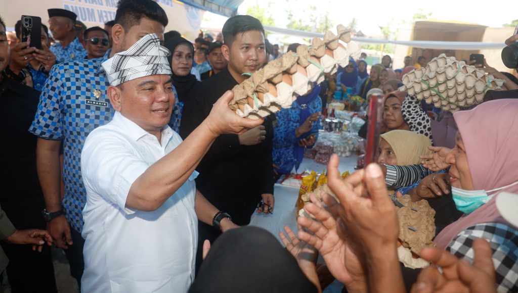 Pj Gubernur di Muna, Salurkan Bantuan dan Tinjau Gerakan Pasar Murah