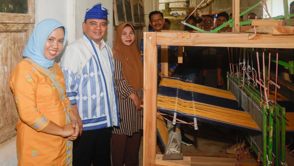 Kunjungi Kampung Masalili Muna, Pj Gubernur : Lestarikan Tenun dan Kembangkan UMKM