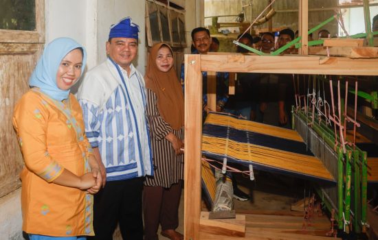 Kunjungi Kampung Masalili Muna, Pj Gubernur : Lestarikan Tenun dan Kembangkan UMKM