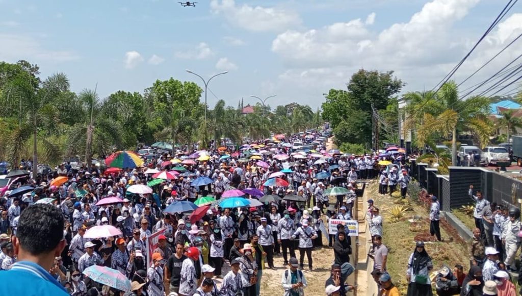 Beri Dukungan ke Supriyani, Ribuan Guru hingga Ormas Padati PN Andoolo