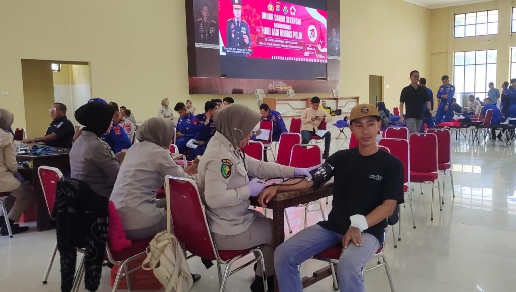 Bidang Humas Polda Sultra menggelar kegiatan donor darah Dalam rangka memperingati Hari Jadi Humas Polri ke-73, di Aula Dharana Lastarya Polda Sultra, Selasa (29/10/2024)