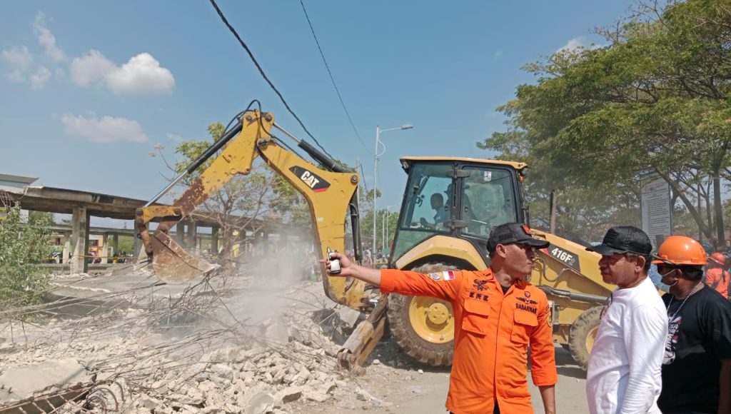 Selasar Pasar Wameo Roboh, Satgas Penanganan Bencana Fokus Evakuasi Korban & Puing Bangunan