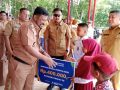 Pj Bupati Konawe Serahkan Bantuan Sosial Pendidikan Secara Simbolis