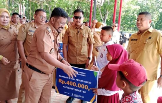 Pj Bupati Konawe Serahkan Bantuan Sosial Pendidikan Secara Simbolis