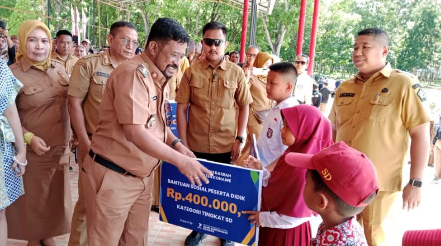 Pj Bupati Konawe Serahkan Bantuan Sosial Pendidikan Secara Simbolis