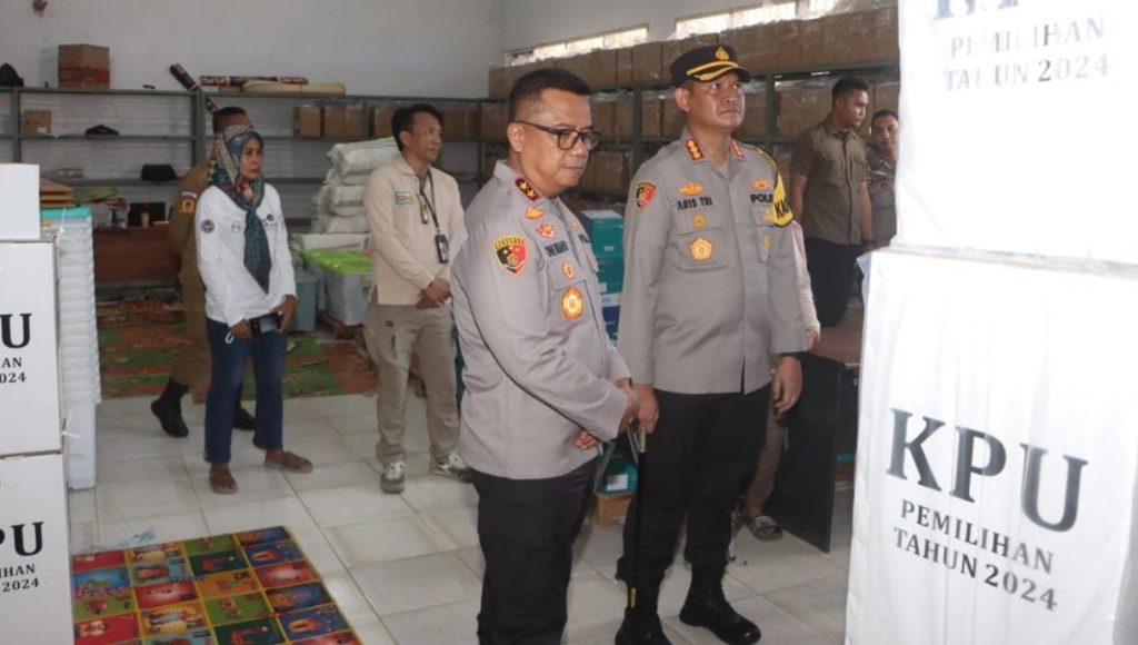 Kapolda Sulawesi Tenggara (Sultra) Irjen Pol Dwi Irianto saat melakukan pemantauan Logistik Pilkada 2024 di KPU Kota Kendari, Jumat (22/11/2024)