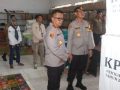 Kapolda Sulawesi Tenggara (Sultra) Irjen Pol Dwi Irianto saat melakukan pemantauan Logistik Pilkada 2024 di KPU Kota Kendari, Jumat (22/11/2024)