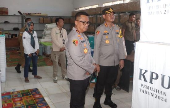 Pastikan Keamanan Logistik, Kapolda Sultra Cek Logistik Pilkada 2024 di KPU Kota Kendari