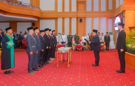 Lantik KPID Sultra dan Luncurkan Proyek Perubahan PKN II, Pj Gubernur : Berikanlah Pengabdian yang Terbaik