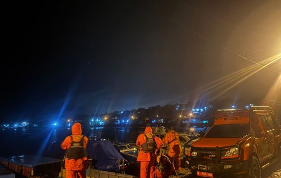 Nelayan Terjebak di Rumpon Akibat Cuaca Buruk di Perairan Desa Lamena