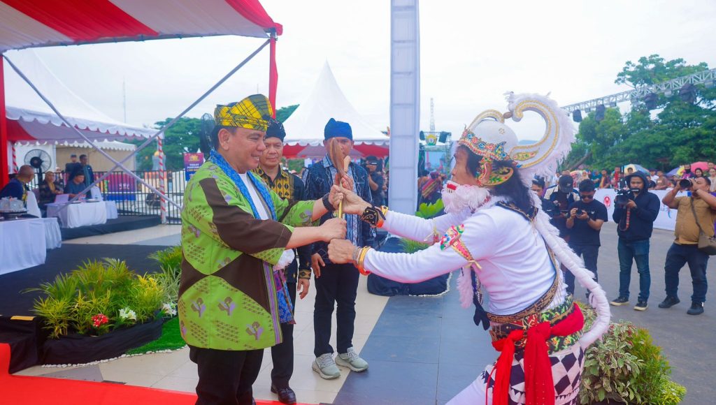 “Sultra Tenun Karnaval 2024”, Upaya Pemprov Sultra Promosikan Tenun Lokal