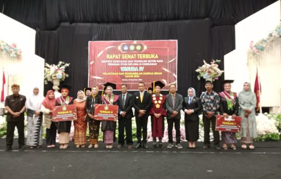Hadiri Wisuda Institut Kesehatan dan Teknologi Buton Raya, PJ Walikota Titip Pesan