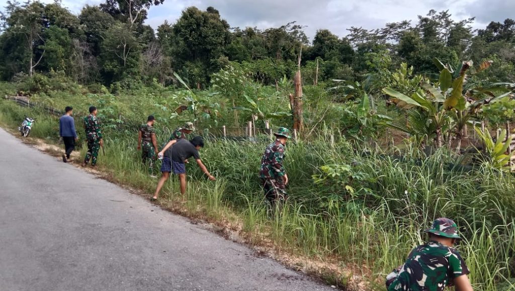Babinsa Koramil 1417-01/Wawonii Bersihkan Semak Belukar yang Menjalar ke Bahu Jalan