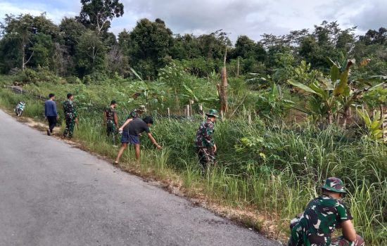 Babinsa Koramil 1417-01/Wawonii Bersihkan Semak Belukar yang Menjalar ke Bahu Jalan