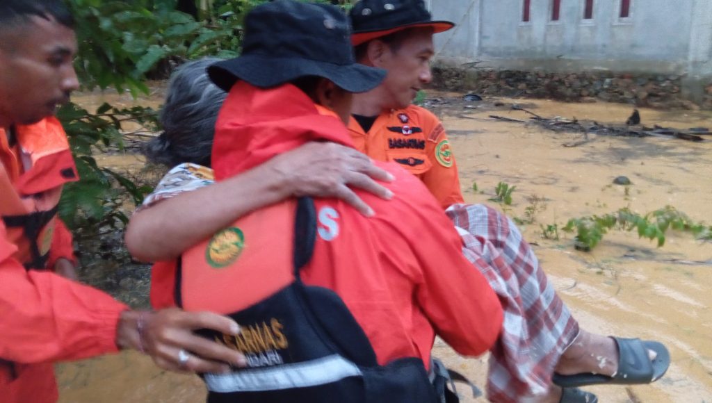 Tiga Warga Kendari Selamat dari Banjir